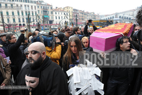 VENICE, NOVEMBER, 14TH 2009 - THE SYMBOLIC FUNERAL OF VENICE IN THE GRAND CANAL BY THE GROUP WWW.VENESSIA.COM. THE NUMBER OF VENITIAN CITIZENS NOW IS THE LOWEST IN HIS HISTORY, MINUS OF 60.000 ©Graziano Arici/Rosebud2/BLACKARCHIVES