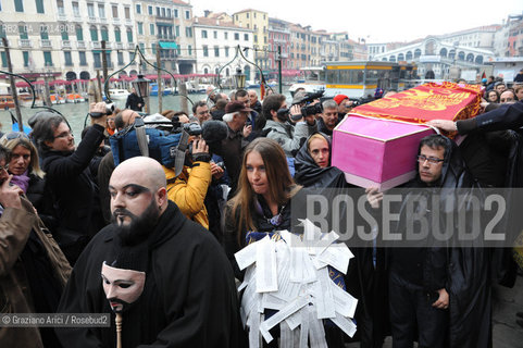 VENICE, NOVEMBER, 14TH 2009 - THE SYMBOLIC FUNERAL OF VENICE IN THE GRAND CANAL BY THE GROUP WWW.VENESSIA.COM. THE NUMBER OF VENITIAN CITIZENS NOW IS THE LOWEST IN HIS HISTORY, MINUS OF 60.000 ©Graziano Arici/Rosebud2/BLACKARCHIVES