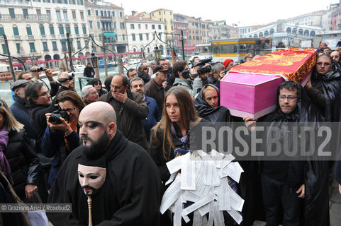 VENICE, NOVEMBER, 14TH 2009 - THE SYMBOLIC FUNERAL OF VENICE IN THE GRAND CANAL BY THE GROUP WWW.VENESSIA.COM. THE NUMBER OF VENITIAN CITIZENS NOW IS THE LOWEST IN HIS HISTORY, MINUS OF 60.000 ©Graziano Arici/Rosebud2/BLACKARCHIVES