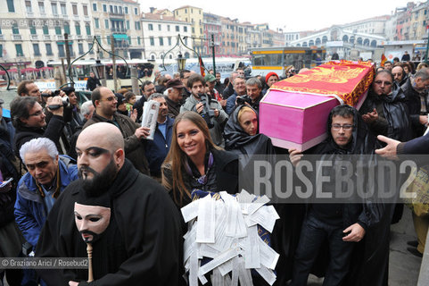 VENICE, NOVEMBER, 14TH 2009 - THE SYMBOLIC FUNERAL OF VENICE IN THE GRAND CANAL BY THE GROUP WWW.VENESSIA.COM. THE NUMBER OF VENITIAN CITIZENS NOW IS THE LOWEST IN HIS HISTORY, MINUS OF 60.000 ©Graziano Arici/Rosebud2/BLACKARCHIVES