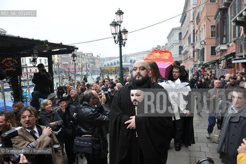 VENICE, NOVEMBER, 14TH 2009 - THE SYMBOLIC FUNERAL OF VENICE IN THE GRAND CANAL BY THE GROUP WWW.VENESSIA.COM. THE NUMBER OF VENITIAN CITIZENS NOW IS THE LOWEST IN HIS HISTORY, MINUS OF 60.000 ©Graziano Arici/Rosebud2/BLACKARCHIVES