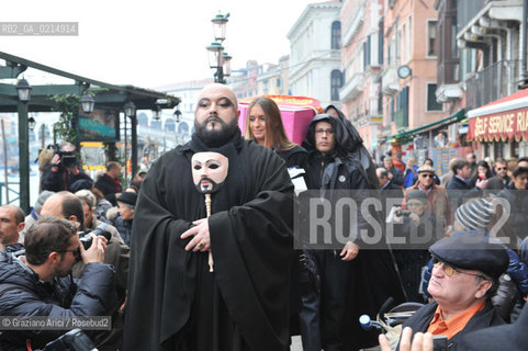 VENICE, NOVEMBER, 14TH 2009 - THE SYMBOLIC FUNERAL OF VENICE IN THE GRAND CANAL BY THE GROUP WWW.VENESSIA.COM. THE NUMBER OF VENITIAN CITIZENS NOW IS THE LOWEST IN HIS HISTORY, MINUS OF 60.000 ©Graziano Arici/Rosebud2/BLACKARCHIVES