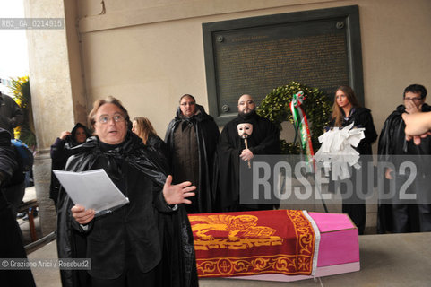 VENICE, NOVEMBER, 14TH 2009 - THE SYMBOLIC FUNERAL OF VENICE IN THE GRAND CANAL BY THE GROUP WWW.VENESSIA.COM. THE NUMBER OF VENITIAN CITIZENS NOW IS THE LOWEST IN HIS HISTORY, MINUS OF 60.000 ©Graziano Arici/Rosebud2/BLACKARCHIVES