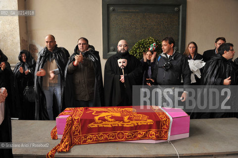 VENICE, NOVEMBER, 14TH 2009 - THE SYMBOLIC FUNERAL OF VENICE IN THE GRAND CANAL BY THE GROUP WWW.VENESSIA.COM. THE NUMBER OF VENITIAN CITIZENS NOW IS THE LOWEST IN HIS HISTORY, MINUS OF 60.000 ©Graziano Arici/Rosebud2/BLACKARCHIVES