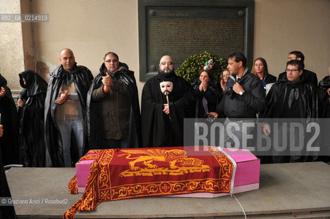 VENICE, NOVEMBER, 14TH 2009 - THE SYMBOLIC FUNERAL OF VENICE IN THE GRAND CANAL BY THE GROUP WWW.VENESSIA.COM. THE NUMBER OF VENITIAN CITIZENS NOW IS THE LOWEST IN HIS HISTORY, MINUS OF 60.000 ©Graziano Arici/Rosebud2/BLACKARCHIVES