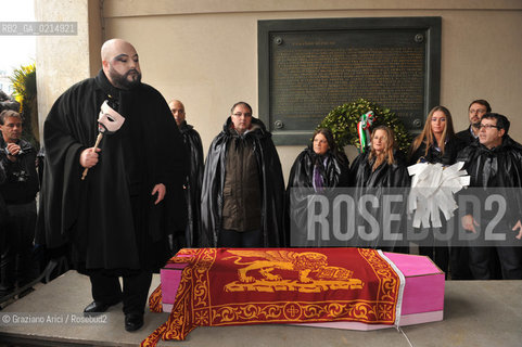 VENICE, NOVEMBER, 14TH 2009 - THE SYMBOLIC FUNERAL OF VENICE IN THE GRAND CANAL BY THE GROUP WWW.VENESSIA.COM. THE NUMBER OF VENITIAN CITIZENS NOW IS THE LOWEST IN HIS HISTORY, MINUS OF 60.000 ©Graziano Arici/Rosebud2/BLACKARCHIVES