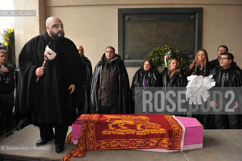 VENICE, NOVEMBER, 14TH 2009 - THE SYMBOLIC FUNERAL OF VENICE IN THE GRAND CANAL BY THE GROUP WWW.VENESSIA.COM. THE NUMBER OF VENITIAN CITIZENS NOW IS THE LOWEST IN HIS HISTORY, MINUS OF 60.000 ©Graziano Arici/Rosebud2/BLACKARCHIVES