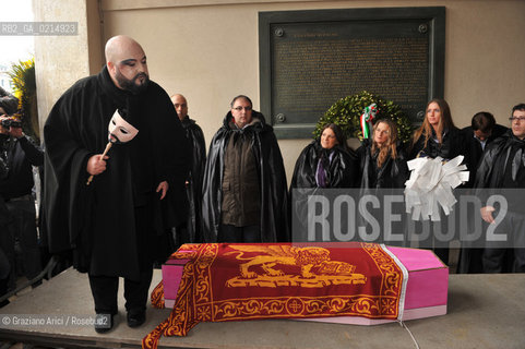 VENICE, NOVEMBER, 14TH 2009 - THE SYMBOLIC FUNERAL OF VENICE IN THE GRAND CANAL BY THE GROUP WWW.VENESSIA.COM. THE NUMBER OF VENITIAN CITIZENS NOW IS THE LOWEST IN HIS HISTORY, MINUS OF 60.000 ©Graziano Arici/Rosebud2/BLACKARCHIVES