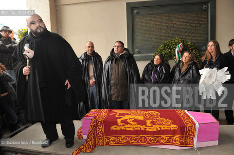 VENICE, NOVEMBER, 14TH 2009 - THE SYMBOLIC FUNERAL OF VENICE IN THE GRAND CANAL BY THE GROUP WWW.VENESSIA.COM. THE NUMBER OF VENITIAN CITIZENS NOW IS THE LOWEST IN HIS HISTORY, MINUS OF 60.000 ©Graziano Arici/Rosebud2/BLACKARCHIVES