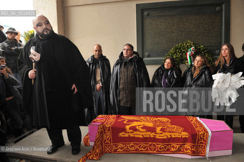 VENICE, NOVEMBER, 14TH 2009 - THE SYMBOLIC FUNERAL OF VENICE IN THE GRAND CANAL BY THE GROUP WWW.VENESSIA.COM. THE NUMBER OF VENITIAN CITIZENS NOW IS THE LOWEST IN HIS HISTORY, MINUS OF 60.000 ©Graziano Arici/Rosebud2/BLACKARCHIVES