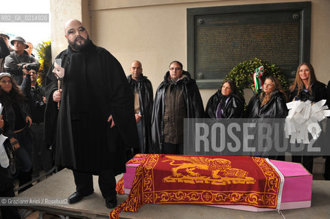 VENICE, NOVEMBER, 14TH 2009 - THE SYMBOLIC FUNERAL OF VENICE IN THE GRAND CANAL BY THE GROUP WWW.VENESSIA.COM. THE NUMBER OF VENITIAN CITIZENS NOW IS THE LOWEST IN HIS HISTORY, MINUS OF 60.000 ©Graziano Arici/Rosebud2/BLACKARCHIVES