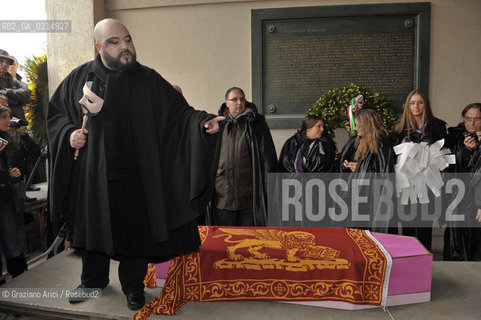 VENICE, NOVEMBER, 14TH 2009 - THE SYMBOLIC FUNERAL OF VENICE IN THE GRAND CANAL BY THE GROUP WWW.VENESSIA.COM. THE NUMBER OF VENITIAN CITIZENS NOW IS THE LOWEST IN HIS HISTORY, MINUS OF 60.000 ©Graziano Arici/Rosebud2/BLACKARCHIVES