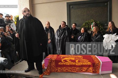 VENICE, NOVEMBER, 14TH 2009 - THE SYMBOLIC FUNERAL OF VENICE IN THE GRAND CANAL BY THE GROUP WWW.VENESSIA.COM. THE NUMBER OF VENITIAN CITIZENS NOW IS THE LOWEST IN HIS HISTORY, MINUS OF 60.000 ©Graziano Arici/Rosebud2/BLACKARCHIVES