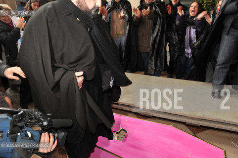 VENICE, NOVEMBER, 14TH 2009 - THE SYMBOLIC FUNERAL OF VENICE IN THE GRAND CANAL BY THE GROUP WWW.VENESSIA.COM. THE NUMBER OF VENITIAN CITIZENS NOW IS THE LOWEST IN HIS HISTORY, MINUS OF 60.000 ©Graziano Arici/Rosebud2/BLACKARCHIVES