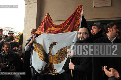 VENICE, NOVEMBER, 14TH 2009 - THE SYMBOLIC FUNERAL OF VENICE IN THE GRAND CANAL BY THE GROUP WWW.VENESSIA.COM. THE NUMBER OF VENITIAN CITIZENS NOW IS THE LOWEST IN HIS HISTORY, MINUS OF 60.000 ©Graziano Arici/Rosebud2/BLACKARCHIVES