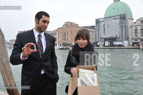 VENICE, NOVEMBER, 14TH 2009 - THE SYMBOLIC FUNERAL OF VENICE IN THE GRAND CANAL BY THE GROUP WWW.VENESSIA.COM. THE NUMBER OF VENITIAN CITIZENS NOW IS THE LOWEST IN HIS HISTORY, MINUS OF 60.000 : STUDENTS OF THE WPI-VENICE PROJECT CENTER OF NATIONAL GEOGRAFIC KEEP SOME BYOLOGICAL TRACES ON VENITIAN PEOPLE TO FIND A VENETIAN GENOMA ©Graziano Arici/Rosebud2/BLACKARCHIVES