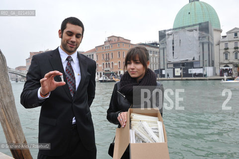 VENICE, NOVEMBER, 14TH 2009 - THE SYMBOLIC FUNERAL OF VENICE IN THE GRAND CANAL BY THE GROUP WWW.VENESSIA.COM. THE NUMBER OF VENITIAN CITIZENS NOW IS THE LOWEST IN HIS HISTORY, MINUS OF 60.000 : STUDENTS OF THE WPI-VENICE PROJECT CENTER OF NATIONAL GEOGRAFIC KEEP SOME BYOLOGICAL TRACES ON VENITIAN PEOPLE TO FIND A VENETIAN GENOMA ©Graziano Arici/Rosebud2/BLACKARCHIVES