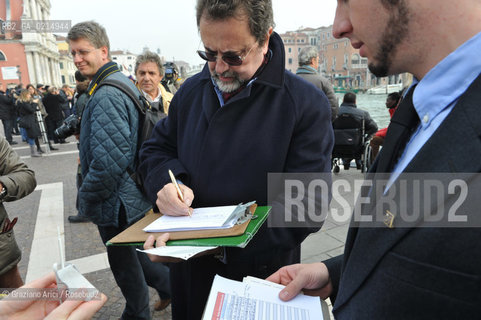 VENICE, NOVEMBER, 14TH 2009 - THE SYMBOLIC FUNERAL OF VENICE IN THE GRAND CANAL BY THE GROUP WWW.VENESSIA.COM. THE NUMBER OF VENITIAN CITIZENS NOW IS THE LOWEST IN HIS HISTORY, MINUS OF 60.000 : STUDENTS OF THE WPI-VENICE PROJECT CENTER OF NATIONAL GEOGRAFIC KEEP SOME BYOLOGICAL TRACES ON VENITIAN PEOPLE TO FIND A VENETIAN GENOMA ©Graziano Arici/Rosebud2/BLACKARCHIVES