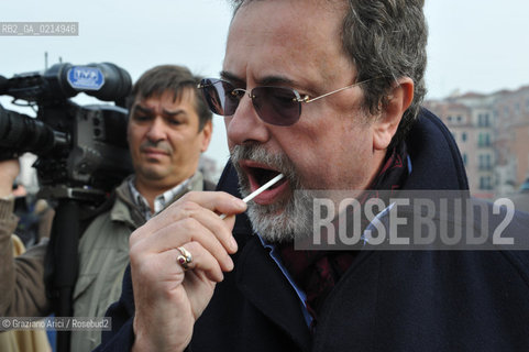 VENICE, NOVEMBER, 14TH 2009 - THE SYMBOLIC FUNERAL OF VENICE IN THE GRAND CANAL BY THE GROUP WWW.VENESSIA.COM. THE NUMBER OF VENITIAN CITIZENS NOW IS THE LOWEST IN HIS HISTORY, MINUS OF 60.000 : STUDENTS OF THE WPI-VENICE PROJECT CENTER OF NATIONAL GEOGRAFIC KEEP SOME BYOLOGICAL TRACES ON VENITIAN PEOPLE TO FIND A VENETIAN GENOMA ©Graziano Arici/Rosebud2/BLACKARCHIVES
