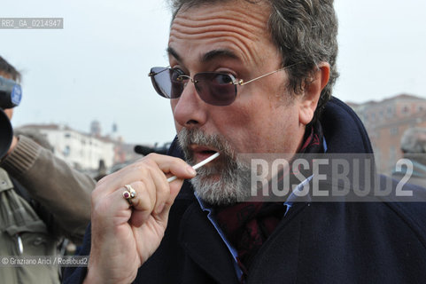 VENICE, NOVEMBER, 14TH 2009 - THE SYMBOLIC FUNERAL OF VENICE IN THE GRAND CANAL BY THE GROUP WWW.VENESSIA.COM. THE NUMBER OF VENITIAN CITIZENS NOW IS THE LOWEST IN HIS HISTORY, MINUS OF 60.000 : STUDENTS OF THE WPI-VENICE PROJECT CENTER OF NATIONAL GEOGRAFIC KEEP SOME BYOLOGICAL TRACES ON VENITIAN PEOPLE TO FIND A VENETIAN GENOMA ©Graziano Arici/Rosebud2/BLACKARCHIVES