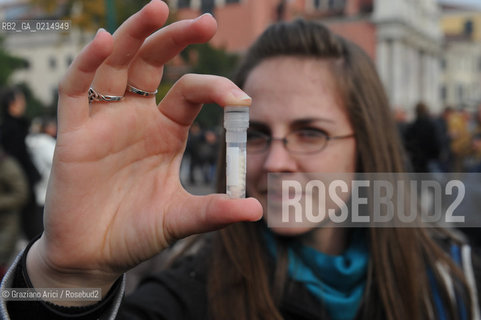 VENICE, NOVEMBER, 14TH 2009 - THE SYMBOLIC FUNERAL OF VENICE IN THE GRAND CANAL BY THE GROUP WWW.VENESSIA.COM. THE NUMBER OF VENITIAN CITIZENS NOW IS THE LOWEST IN HIS HISTORY, MINUS OF 60.000 : STUDENTS OF THE WPI-VENICE PROJECT CENTER OF NATIONAL GEOGRAFIC KEEP SOME BYOLOGICAL TRACES ON VENITIAN PEOPLE TO FIND A VENETIAN GENOMA ©Graziano Arici/Rosebud2/BLACKARCHIVES