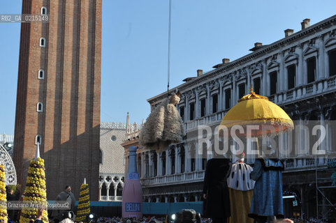 Venice7 februry 2010 - Carnival in St.Marks Square in Venice : Volo dellAngelo  Angel flight by countess Bianca Brandolini dAdda ©Graziano Arici/Rosebud2 carnevale maschera