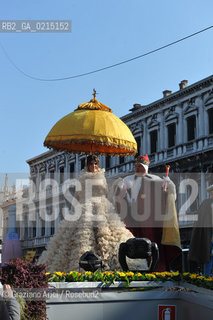 Venice7 februry 2010 - Carnival in St.Marks Square in Venice : Volo dellAngelo  Angel flight by countess Bianca Brandolini dAdda ©Graziano Arici/Rosebud2 carnevale maschera