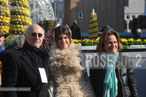 Venice 7 februry 2010 - Carnival in St.Marks Square in Venice : Volo dellAngelo  Angel flight by countess Bianca Brandolini dAdda with her father Tiberio Ruy Brandolini dAdda and her mother Georgina Marie, pricesse de Faucigny-Lucinge  ©Graziano Arici/Rosebud2 carnevale maschera