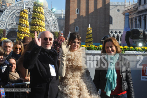 Venice 7 februry 2010 - Carnival in St.Marks Square in Venice : Volo dellAngelo  Angel flight by countess Bianca Brandolini dAdda with her father Tiberio Ruy Brandolini dAdda and her mother Georgina Marie, pricesse de Faucigny-Lucinge  ©Graziano Arici/Rosebud2 carnevale maschera