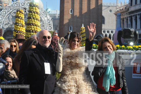 Venice 7 februry 2010 - Carnival in St.Marks Square in Venice : Volo dellAngelo  Angel flight by countess Bianca Brandolini dAdda with her father Tiberio Ruy Brandolini dAdda and her mother Georgina Marie, pricesse de Faucigny-Lucinge  ©Graziano Arici/Rosebud2 carnevale maschera
