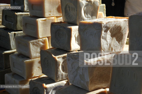 Arles (France - Provence - Provenza) 8/09 - Saturday Market in Arles  ©Graziano Arici/Rosebud2 geo mercato frutta verdura oliva