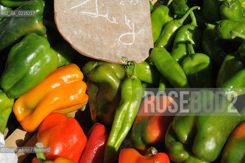Arles (France - Provence - Provenza) 8/09 - Saturday Market in Arles  ©Graziano Arici/Rosebud2 geo mercato frutta verdura oliva
