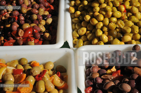 Arles (France - Provence - Provenza) 8/09 - Saturday Market in Arles  ©Graziano Arici/Rosebud2 geo mercato frutta verdura oliva