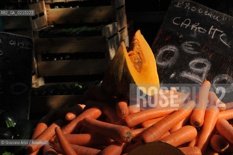 Arles (France - Provence - Provenza) 8/09 - Saturday Market in Arles  ©Graziano Arici/Rosebud2 geo mercato frutta verdura oliva