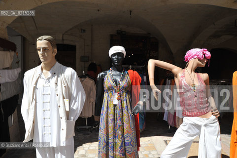 Uzes (France - Provence - Provenza) 8/09 - square ©Graziano Arici/Rosebud2 geo stoffa piazza