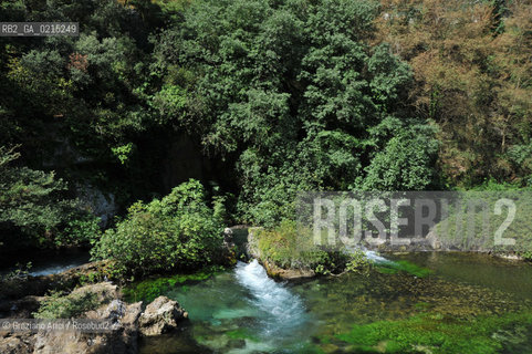 Vaucluse (France - Provence - Provenza) 8/09 - Fontaine de Vaucluse - spring Petrarca Laura ©Graziano Arici/Rosebud2 geo sorgente acqua verde