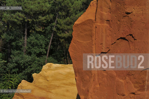 Roussillon (France - Provence - Provenza) 8/09 - colour ©Graziano Arici/Rosebud2 geo ocra rosso giallo