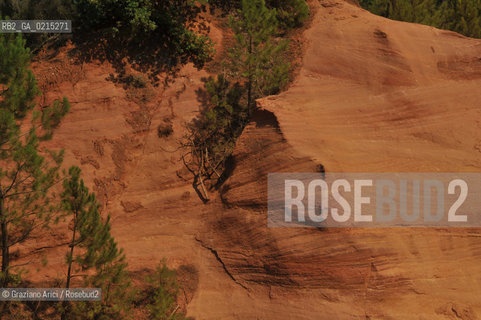 Roussillon (France - Provence - Provenza) 8/09 - colour ©Graziano Arici/Rosebud2 geo ocra rosso giallo