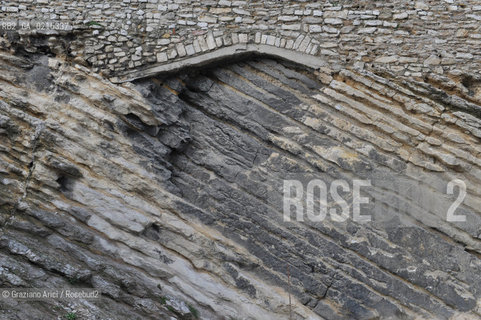 Arles (France - Provence - Provenza) 8/09 - roman city walls  ©Graziano Arici/Rosebud2 geo mura romane