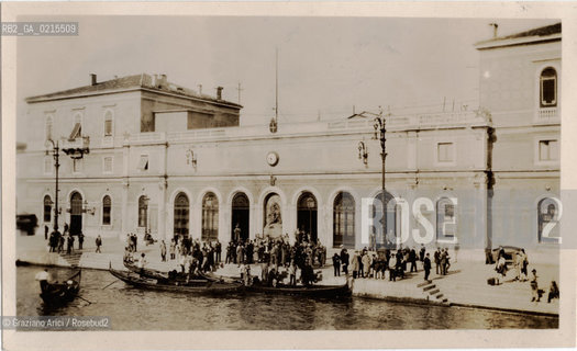 -VENEZIA, STAZIONE FERROVIARIA SANTA LUCIA, SENZA DATA. STAMPA ALLALBUMINA INCOLLATA SU CARTONE, CARTE DE VISITE, CM 10,9X6,6 ©ARCHIVIO Graziano Arici/Rosebud2  FOTOANTICHE.-VENICE, SANTA LUCIA RAILTRAIN STATION, UNDATED. ALBUMEN PHOTOGRAPH MOUNTED ON CARDBOARD, CARTE DE VISITE, CM 10,9X6,6 ©Graziano Arici / rosebud2