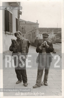 -VENEZIA, SUONATORI DI CORNAMUSA, SENZA DATA. CARTOLINA, CM 9X14 ©ARCHIVIO Graziano Arici/Rosebud2  POSATA IN STUDIO, MESTIERI, FOTOANTICHE.-VENICE, BAGPIPES PLAYERS, UNDATED. POSTCARD, CM 9X14 ©Graziano Arici / rosebud2
