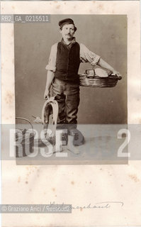 -VENEZIA, PESCATORE, SENZA DATA. STAMPA ALLALBUMINA INCOLLATA SU CARTONCINO, CARTE DE VISITE, CM 11,2X18 ©ARCHIVIO Graziano Arici/Rosebud2  POSATA IN STUDIO, MESTIERI, FOTOANTICHE.-VENICE, FISHERMAN, UNDATED. ALBUMEN PHOTOGRAPH MOUNTED ON CARDBOARD, CARTE DE VISITE, CM 11,2X18 ©Graziano Arici / rosebud2