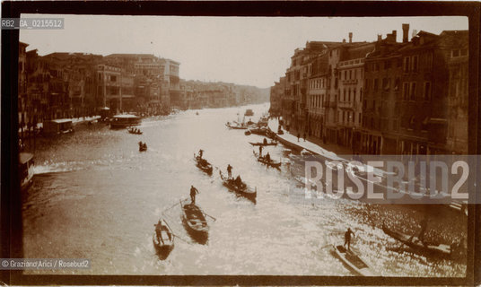 -VENEZIA, GONDOLE VISTE DAL PONTE DI RIALTO, SENZA DATA. STAMPA ALLALBUMINA  INCOLLATA SU CARTONCINO, CARTE DE VISITE, CM 11,7X6,9  ©ARCHIVIO Graziano Arici/Rosebud2  POSATA IN STUDIO, MESTIERI, FOTOANTICHE.-VENICE, VIEW OF TIPICAL BOATS FROM RIALTOS BRIDGE, UNDATED. ALBUMEN PHOTOGRAPH  MOUNTED ON CARDBOARD, CARTE DE VISITE, CM 11,7X6,9 ©Graziano Arici / rosebud2