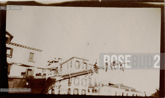 -VENEZIA, NAVE, SENZA DATA. STAMPA ALLALBUMINA INCOLLATA SU CARTONCINO, CARTE DE VISITE, CM 11,7X6,9  ©ARCHIVIO Graziano Arici/Rosebud2  POSATA IN STUDIO, MESTIERI, FOTOANTICHE.-VENICE, BOAT, UNDATED. ALBUMEN PHOTOGRAPH MOUNTED ON CARDBOARD, CARTE DE VISITE, CM 11,7X6,9 ©Graziano Arici / rosebud2