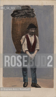 -VENEZIA, UOMO CON CARICO DI CARBONE, SENZA DATA. STAMPA ALLALBUMINA COLORATA A MANO INCOLLATA SU CARTONCINO, CARTE DE VISITE, CM 10,5X6,1  ©ARCHIVIO Graziano Arici/Rosebud2  POSATA IN STUDIO, MESTIERI, FOTOANTICHE.-VENICE, MAN WITH COAL, UNDATED. ALBUMEN PHOTOGRAPH HAND COLORED MOUNTED ON CARDBOARD, CARTE DE VISITE, CM 10,5X6,1 ©Graziano Arici / rosebud2