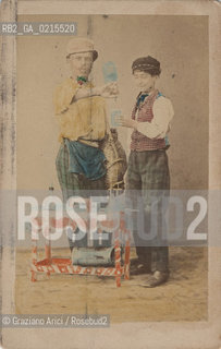 -VENEZIA, GIOVANI CON DAMIGIANA, SENZA DATA. STAMPA ALLALBUMINA COLORATA A MANO INCOLLATA SU CARTONCINO, CARTE DE VISITE, CM 10,3X6,5  ©ARCHIVIO Graziano Arici/Rosebud2  POSATA IN STUDIO, MESTIERI, FOTOANTICHE.-VENICE, YOUNG MEN WITH DEMIJOHN, UNDATED. ALBUMEN PHOTOGRAPH HAND COLORED MOUNTED ON CARDBOARD, CARTE DE VISITE, CM 10,3X6,5 ©Graziano Arici / rosebud2