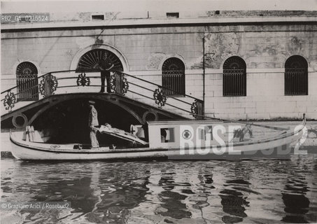 -VENEZIA, AMBULANZA ALL OSPEDALE CIVILE, SENZA DATA. STAMPA AI SALI DARGENTO INCOLLATA SU CARTONCINO,  CM 19,2X13,5  ©ARCHIVIO Graziano Arici/Rosebud2   FOTOANTICHE.-VENICE, AMBULANCE IN FRONT OF THE HOSPITAL, UNDATED. SILVER SALT PHOTOGRAPH  MOUNTED ON CARDBOARD, CM 19,2X13,5  ©Graziano Arici / rosebud2