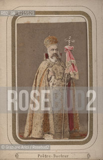 -VENEZIA, PRETE-DOTTORE,  SENZA DATA. STAMPA ALLALBUMINA COLORATA A MANO INCOLLATA SU CARTONCINO, DALL ALBUM: COSTUMES DE L EGLISE ARMENIENNE, CM 11,6X7,6  ©ARCHIVIO Graziano Arici/Rosebud2  POSATA IN STUDIO, MESTIERI, FOTOANTICHE.-VENICE, PRIEST-DOCTOR, UNDATED. ALBUMEN PHOTOGRAPH HAND COLORED MOUNTED ON CARDBOARD, FROM THE ALBUM: COSTUMES DE L EGLISE ARMENIENNE,  CM 11,6X7,6 ©Graziano Arici / rosebud2