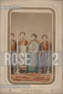 -VENEZIA, BAMBINI DEL CORO, SENZA DATA. STAMPA ALLALBUMINA COLORATA A MANO INCOLLATA SU CARTONCINO, DALL ALBUM: COSTUMES DE L EGLISE ARMENIENNE, CM 11,6X7,6  ©ARCHIVIO Graziano Arici/Rosebud2  POSATA IN STUDIO, MESTIERI, FOTOANTICHE.-VENICE, CHILDREN OF THE CHOIR, UNDATED. ALBUMEN PHOTOGRAPH HAND COLORED MOUNTED ON CARDBOARD, FROM THE ALBUM: COSTUMES DE L EGLISE ARMENIENNE,  CM 11,6X7,6 ©Graziano Arici / rosebud2