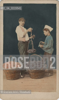 -VENEZIA, VENDITORI D UVA, SENZA DATA. STAMPA ALLALBUMINA COLORATA A MANO INCOLLATA SU CARTONCINO, CARTE DE VISITE, CM 6,2X10  ©ARCHIVIO Graziano Arici/Rosebud2  POSATA IN STUDIO, MESTIERI, FOTOANTICHE.-VENICE, GRAPE SELLERS, UNDATED. ALBUMEN PHOTOGRAPH HAND COLORED MOUNTED ON CARDBOARD, CARTE DE VISITE, CM 6,2X10 ©Graziano Arici / rosebud2